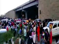 कोरोना के खतरे के बीच दिल्ली-यूपी बॉर्डर पर लगी पलायन करने वालों की बेतहाशा भीड़