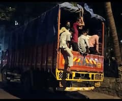 Mulund Toll Naka | मुलुंड टोलनाक्यावर 64 जणांनी गच्च भरलेला ट्रक पोलिसांनी अडवला, कामगारांचा उत्तरप्रदेशकडे प्रवास