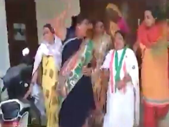 ભાવનગરઃ MLA પદેથી રાજીનામું આપતા પ્રવીણ મારુંના ઘરના દરવાજે મહિલાઓએ બંગડીઓ લટકાવી