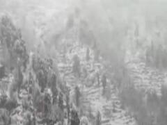 Himachal Pradesh के Kullu में हुई बर्फबारी, कई रास्ते प्रभावित