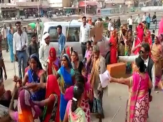 गुलाबी गैंग की मुखिया संपत पाल की साथियों ने ही की पिटाई, देखिए पूरा मामला