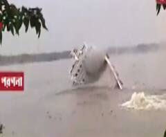 দেখুন: মাঝনদীতে সংঘর্ষ, ভারতীয় জাহাজের ধাক্কায় ডুবল বাংলাদেশি বার্জ 