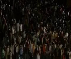 লকডাউন উপেক্ষা করে দিল্লি বাসস্ট্যান্ডে হাজার মানুষের ভিড়, সংক্রমণ নিয়ে উদ্বেগে চিকিৎসকরা