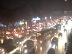 Delhi: Sudden showers cause long hours traffic jam
