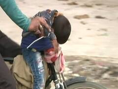 लॉकडाउन से दिहाड़ी मजदूरों की मुश्किलें बढ़ीं, ना सर पर छत बची और ना खाने को दाना, घर भी नहीं लौट पा रहे