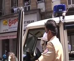 Coronavirus | Curfew in Maharashtra | संचारबंदी असतानाही डोंगरीतील लोक घराबाहेर