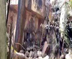 দেখুন: সল্টলেকে হুড়মুড়িয়ে ভেঙে পড়ল পানীয় জলের ট্যাঙ্ক 