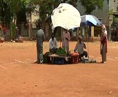 #Coronaeffect | गल्ल्यांपेक्षा खुल्या मैदानात बाजार, मुंबईच्या डोंगरी परिसरात भाजीपाल्याची सुटसुटीत विक्री