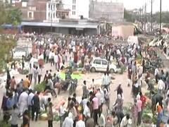 Covid-19 के खतरे के बीच Lucknow की सब्जी मंडी में लगी लोगों की भीड़