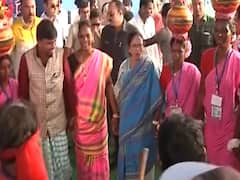 क्या आपने कभी Mamata Banerjee को डांस करते देखा है? यहां देखें 