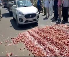 Nashik Farmer Protest | कांदा निर्यात, हमीभावासाठी नाशिकमध्ये शेतकरी आक्रमक, रस्त्यावर कांदा ओतून निषेध