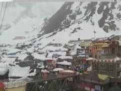Weather News: Uttarakhand के औली में हुई बर्फबारी, सैलानी उठा रहे लुत्फ