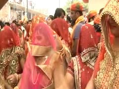 Holi 2020: गोकुल में खेली गई पारंपरिक लट्ठमार होली