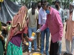 અમદાવાદ લોકડાઉનઃ ગુલબાઈ ટેકરામાં ગરીબોને ભોજન મળી રહે તે માટે ધારાસભ્ય રાકેશ શાહે કરી વ્યવસ્થા