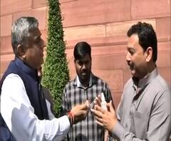 Coronavirus | खासदार संभाजीराजे यांच्याकडून संसदेतील खासदारांना सॅनिटायझरचं वाटप