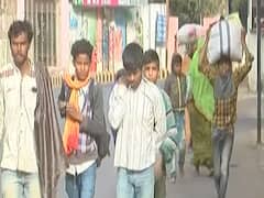 રાજકોટ લોકડાઉનઃ મધ્યપ્રદેશના શ્રમિકો વતન જવા રવાના, વાહન ન મળતા પગપાળા વાટ પકડી