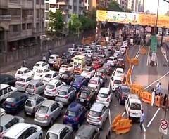 Traffic during Lock down | महाराष्ट्र लॉकडाऊन असूनही मुलुंड टोलनाक्यावर गाड्यांच्या रांगा, नियमांचं उल्लंघन