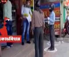 লকডাউন উপেক্ষা করে বাজারে ভিড়, ক্রেতা-বিক্রেতাদের মধ্যে 'লক্ষণরেখা' টানল পুলিশ