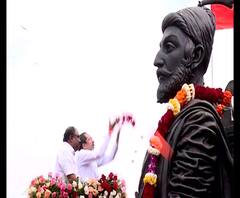 मुंबई आंतरराष्ट्रीय विमानतळावर मुख्यमंत्र्यांच्या हस्ते महाराजांच्या अश्वारुढ पुतळ्याची पुनर्स्थापना