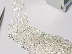 સુરતના ડાયમંડ ઉદ્યોગમાં પણ કોરોનાની અસર, રત્નકલાકારો માસ્ક પહેરીને કરી રહ્યા છે કામ, જુઓ વીડિયો