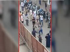 Lockdown में रोकने पर पुलिस से भिड़ा बाइक सवार, पहले बहस हुई फिर मारपीट