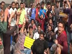 Kolkata: पुलिस से भिड़े प्रदर्शनकारी, Amit Shah की रैली का कर रहे थे विरोध