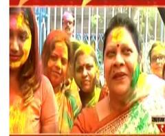 '৩৬৪ দিন কাজের কথা বলি, আজ কথা হোক শুধু উৎসবের', দোল খেলতে খেলতে বললেন মালা রায়