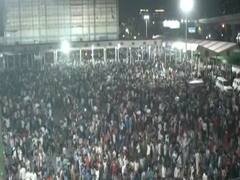 Delhi के Anand Vihar में घर जाने के लिए लगा लोगों का हुजूम, इकट्ठा हुई हजारों की भीड़