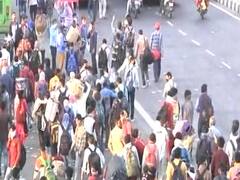 Lockdown: Anand Vihar में अब भी लोगों की भीड़, नहीं मिल रही वहां कोई बस