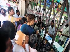 કોરોનાનો કહેરઃ રાજકોટના મેડિકલ સ્ટોરમાં જોવા મળી ભીડ, જુઓ વીડિયો