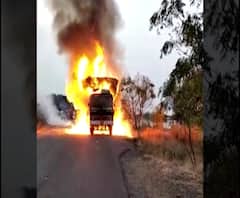 Wooden Matches Truck Burn | नगर-दौंड रोडवर बर्निंग ट्रकचा थरार 
