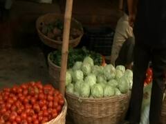 Lockdown का पालन, दिल्ली के INA मार्केट में सिर्फ जरूरी दुकानें खुलीं