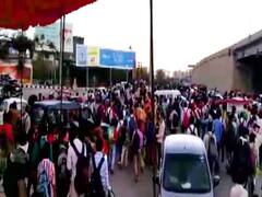 दिल्ली-यूपी बॉर्डर पर पलायन करने वालों की भीड़