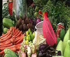 লকডাউন অমান্য করে সব্জি বাজারে ভিড় 