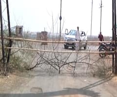 #Coronaeffect | बाहेरून येणारे प्रवाशी रोखण्यासाठी रस्त्यांवर काटेरी फांद्या, वाघोली गावात प्रवेश बंदी