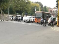 दिल्ली में धारा 144 के बाद भी रोड पर दिख रहा ट्रैफिक