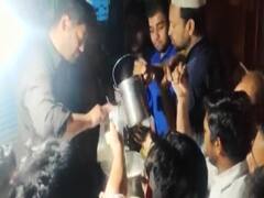 Moradabad: People queue up to buy milk after Janata curfew ends