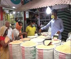 লকডাউনে নিত্যপণ্যের চাহিদা বৃদ্ধি, দাম বেড়েছে সামগ্রীর, কালোবাজারির অভিযোগ 