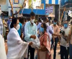 দেখুন: কালীঘাটের নাইট সেল্টারে খাবার বিতরণ করলেন মমতা