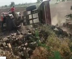 Sand Mining | वाळू माफियांच्या पाठलागाचा थरार, ट्रॅक्टरची ट्रॉली रेतीसह शेतात पलटी