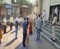 Special Report on Social Distancing | कोरोनाला हरवायचंय? यांचं अनुकरण करा