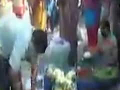 લોકડાઉનને પગલે વડોદરામાં શાક માર્કેટ બંધ, ઘરે ઘરે શાકભાજી પહોંચાડવાની કરાઇ વ્યવસ્થા, જુઓ વીડિયો