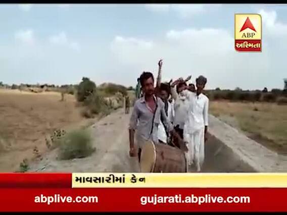 બનાસકાંઠાઃ સિંચાઇ માટે પાણી ન મળતાં ખેડૂતોએ કેનાલમાં ઢોલ વગાડી નોંધાવ્યો વિરોધ