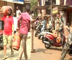 Worli Gas Cylinder | सिलिंडरसाठी वरळीत ग्राहकांची गर्दी, डिलिव्हरी बॉय नसल्याचं एजन्सीकडून कारण