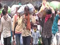 Lockdown: उन मजदूरों की कहानी, जो पैदल सफर तय कर रहे हैं