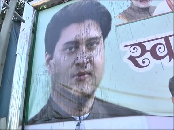 Ground Report: भोपाल में सिंधिया का पोस्टर फाड़कर पोती गई कालिख