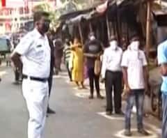 লেক মার্কেটে ভিড় অন্যান্য দিনের থেকে কম, সামাজিক দূরত্ব বজায় রেখেই ক্রেতাদের লাইন