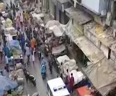 coronavirus | मुंबई- डोंगरी परिसरातल्या बाजारात प्रचंड गर्दी, पोलिसांच्या आवाहनानंतरही गर्दी हटेना!