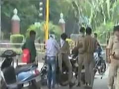 ગુજરાત લોકડાઉનઃ કામ સિવાય બહાર નીકળતા લોકો સામે પોલીસે કરી કાર્યવાહી, જુઓ વીડિયો