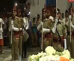 দেখুন: প্রয়াত পিকে বন্দ্যোপাধ্যায়কে গান স্যালুটে শেষ বিদায়